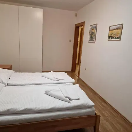 Apartment 3 Bedroom Luxury Garden Oasis *